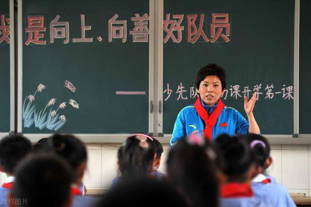 由彭浩翔执导的电影《恭喜八婆》，继早前曝光海报及制作花絮后，终于发布电影正式预告，首度揭秘;八婆团神秘面纱，梁咏琪率其他七位;八婆悉数亮相，上演;友情动作片